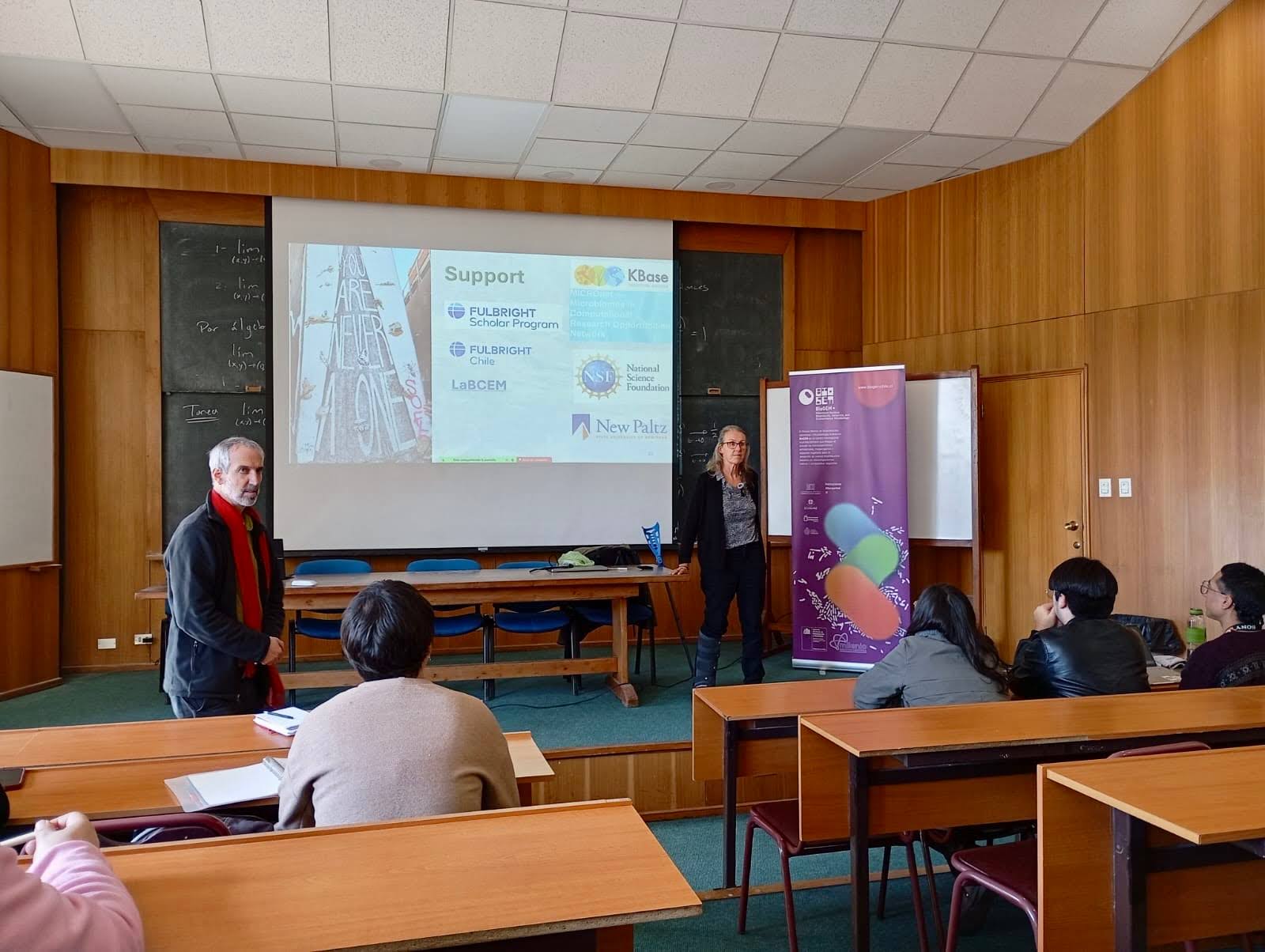 Maureen Morrow presenting research at the XXII Coloquios de Microbiologia, Universidad Técnica Federico Santa María Valparaiso, Chile. Photo courtesy of Roberto Orellana, Universidad de Playa Ancha.